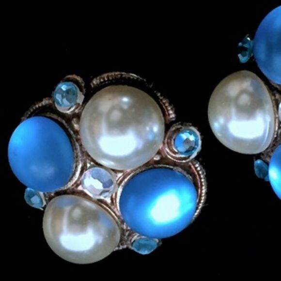 MOONSTN BLUE-PEARL-CRYSTAL CLIP ON BUTTON EARRING - Picture 2 of 4